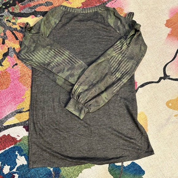 Long sleeve cut out top - Picture 2 of 4